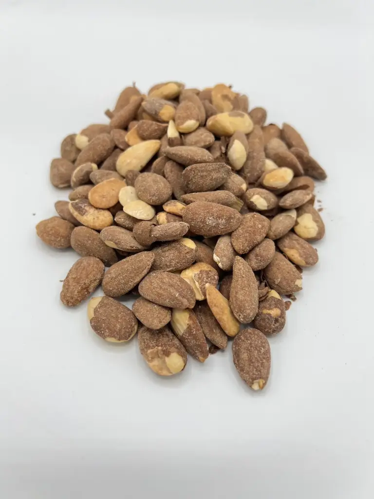 Almendra tostada con piel y sal